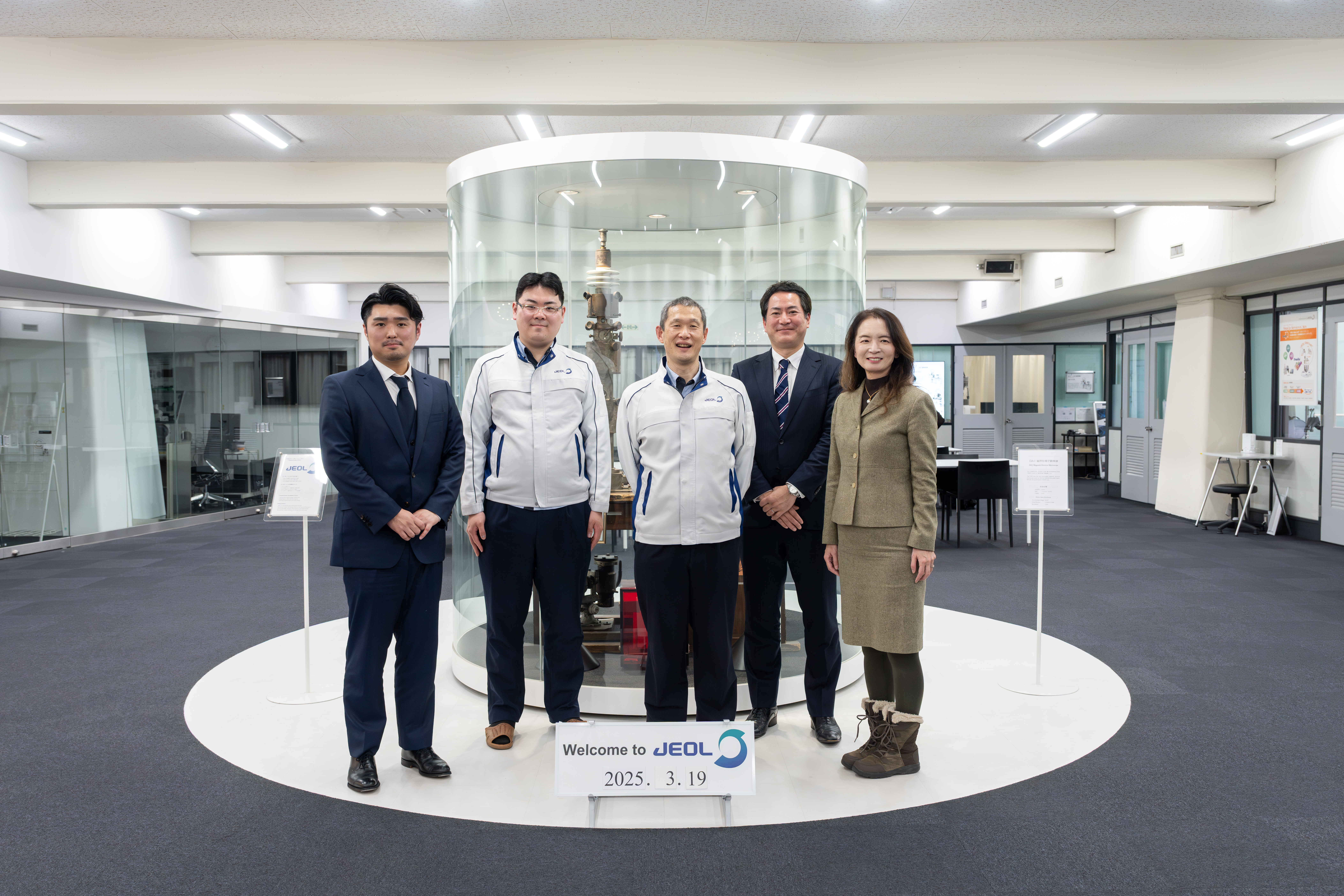 インタビューを終えて、日本電子 金田様(中央)、小泉様(中央から向かって左)とTXOne担当者